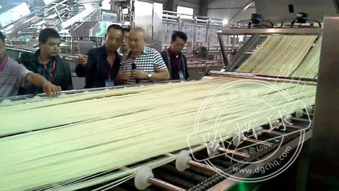 全自动化米粉生产线产量大仅3人操作